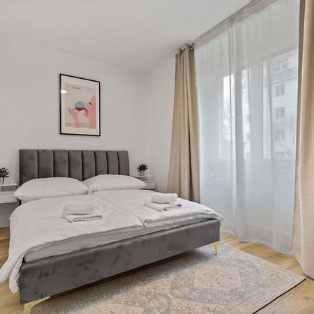 2 Bedroom Apt Steps To Nivy Station Братислава Экстерьер фото