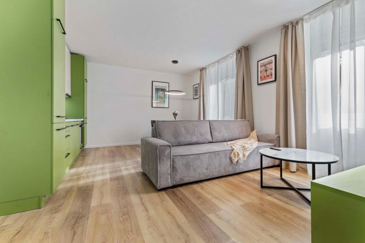 2 Bedroom Apt Steps To Nivy Station Братислава Экстерьер фото