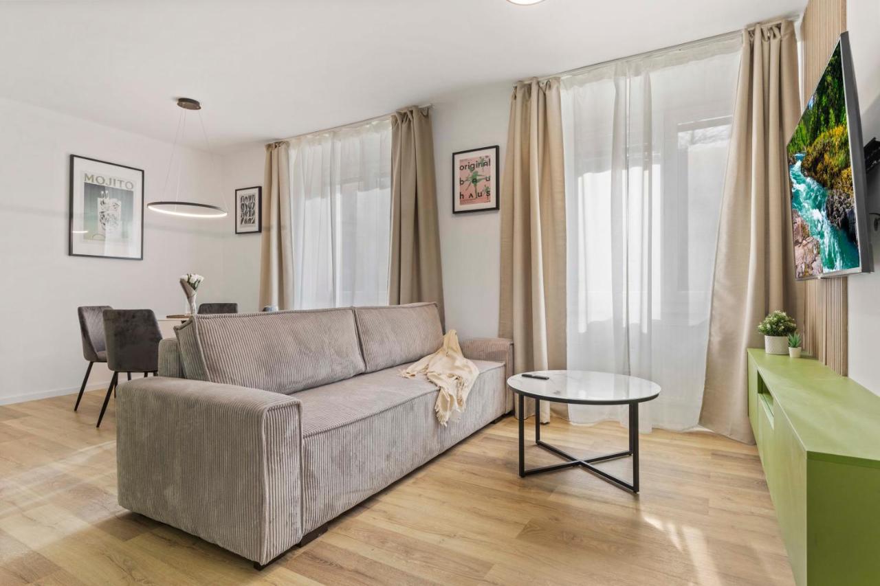 2 Bedroom Apt Steps To Nivy Station Братислава Экстерьер фото