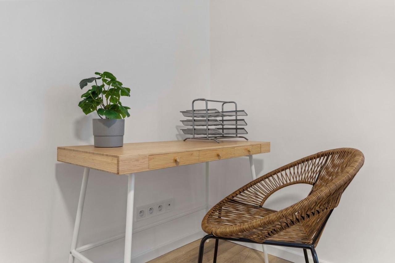 2 Bedroom Apt Steps To Nivy Station Братислава Экстерьер фото