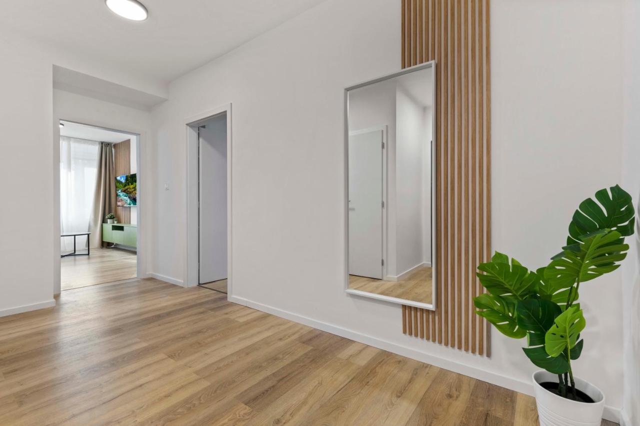 2 Bedroom Apt Steps To Nivy Station Братислава Экстерьер фото