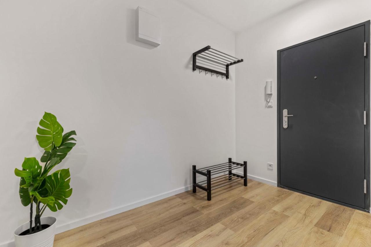 2 Bedroom Apt Steps To Nivy Station Братислава Экстерьер фото